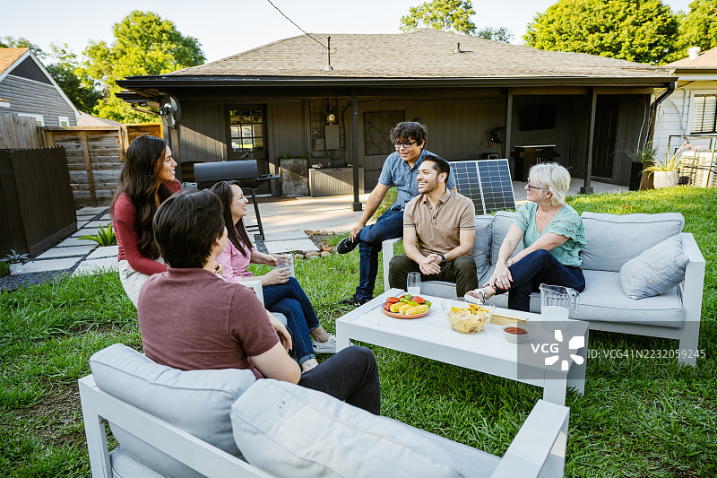 美国后院多代拉丁家庭聚会，享受烧烤时光图片素材