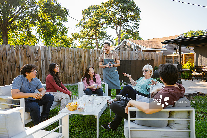 美国后院多代拉丁家庭聚会，享受烧烤时光图片素材