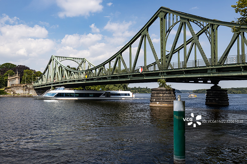 大型游船上有许多游客，正在跨越哈维尔河的格林尼克桥，连接德国首都柏林和波茨坦。图片素材