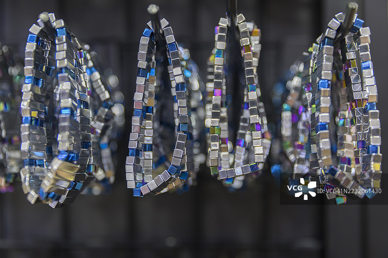 商店里的金属手链图片素材