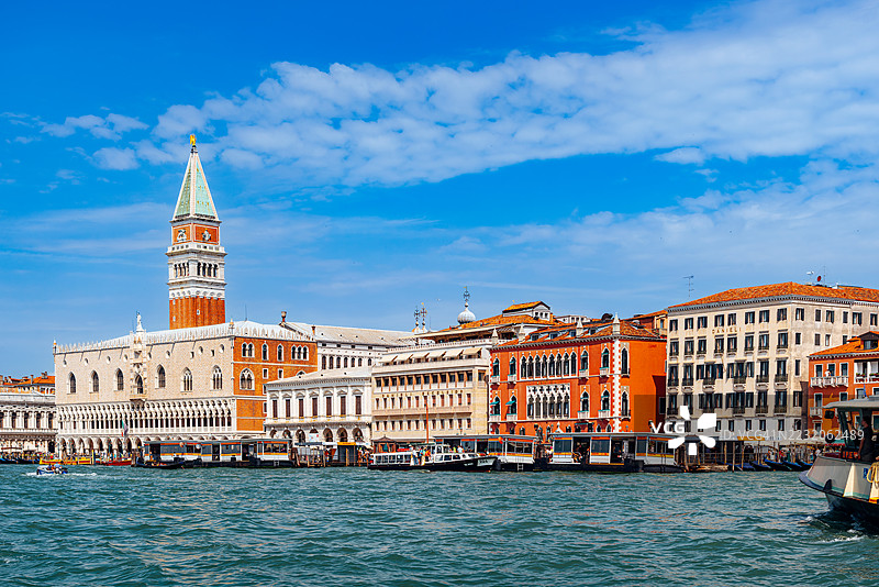 威尼斯的历史建筑和水滨在晴朗的夏日天空下图片素材