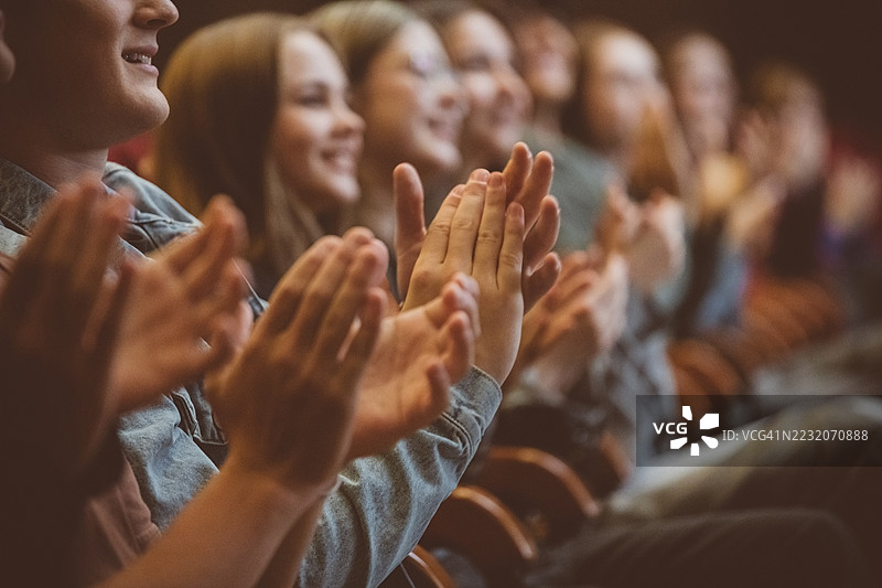 观众在剧院中热烈鼓掌图片素材