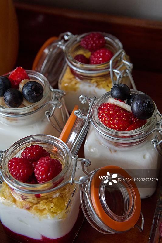 美味的酸奶杯，搭配新鲜浆果和酥脆的格兰诺拉麦片，装在罐子里图片素材