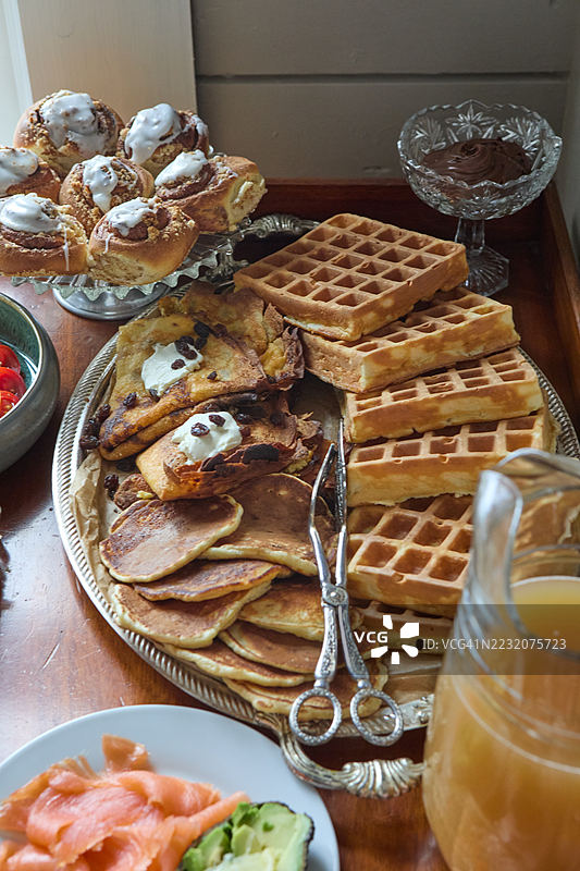 美味的自助早餐，包括华夫饼、煎饼和糕点图片素材