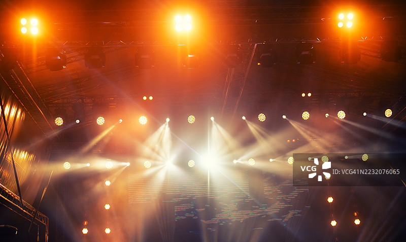 音乐会上的专业舞台灯光图片素材
