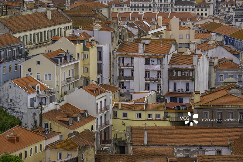 从葡萄牙里斯本阿尔法玛区的圣母山观景点俯瞰阳光明媚的日子，屋顶和色彩斑斓的建筑。图片素材