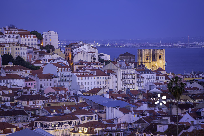 黄昏时分，里斯本圣佩德罗·德·阿尔坎塔拉观景台的里斯本全景与喷泉图片素材
