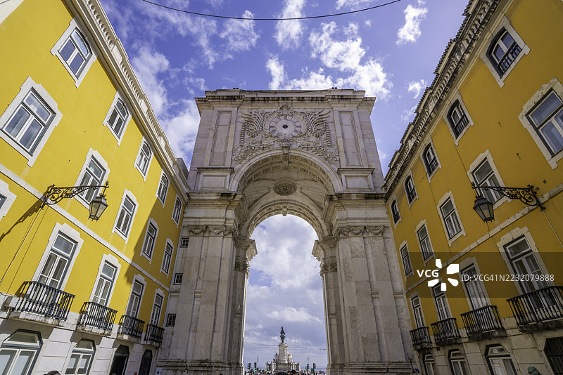 阳光明媚的日子里，葡萄牙里斯本的阿尔科·达·鲁阿·奥古斯塔景观图片素材