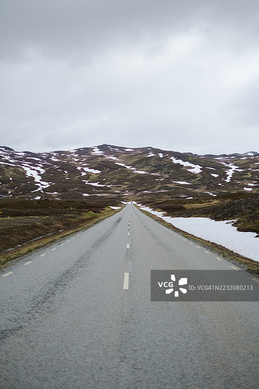 雪山隘口的公路景观图片素材
