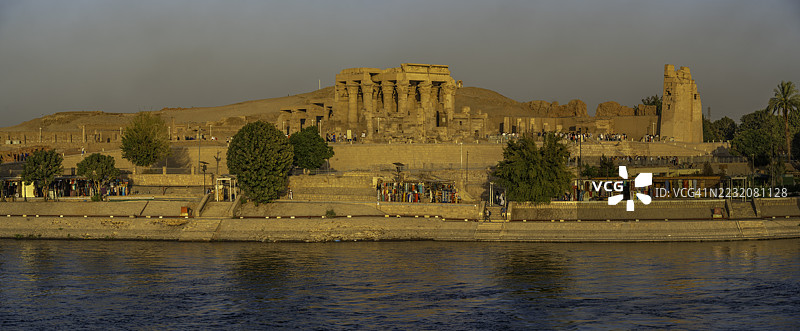 从游船上俯瞰尼罗河上的科姆翁博神庙，日落时分，阿斯旺，努比亚，埃及，北非，非洲图片素材