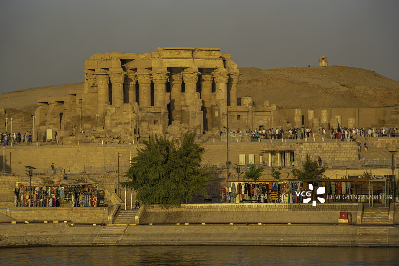 从游船上俯瞰尼罗河上的科姆翁博神庙，日落时分，阿斯旺，努比亚，埃及，北非，非洲图片素材