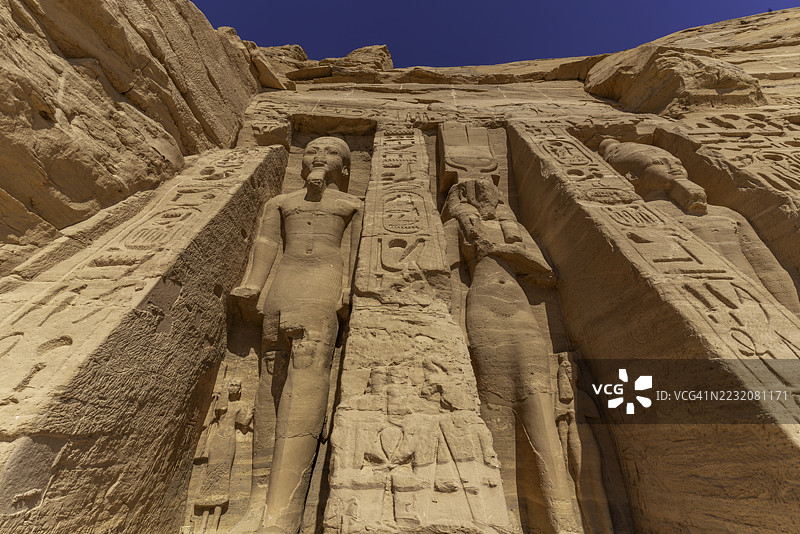 阿布辛贝尔神庙哈索尔神庙外部景观，巨大的雕塑，位于纳赛尔湖旁，法老拉美西斯二世的神庙，努比亚，埃及，非洲图片素材