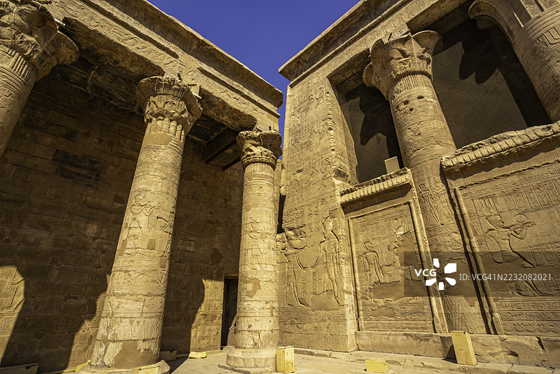 埃及埃德夫的霍鲁斯神庙在阳光明媚的日子里的景观，北非，非洲图片素材