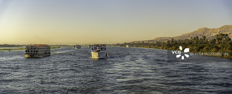 从尼罗河上的游船上俯瞰阿尔达巴比亚附近的游船，埃及卢克索，非洲图片素材