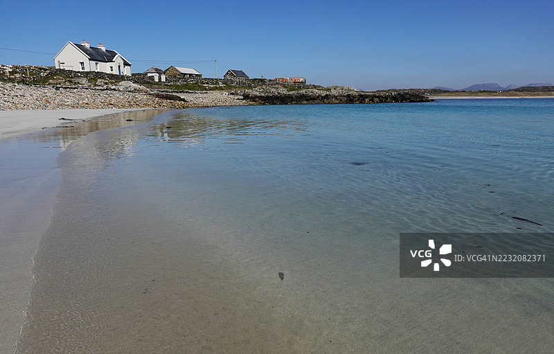 爱尔兰戈尔韦郡康尼马拉西部的艾尔菲特半岛，伊尼什图克岛的海岸风光图片素材