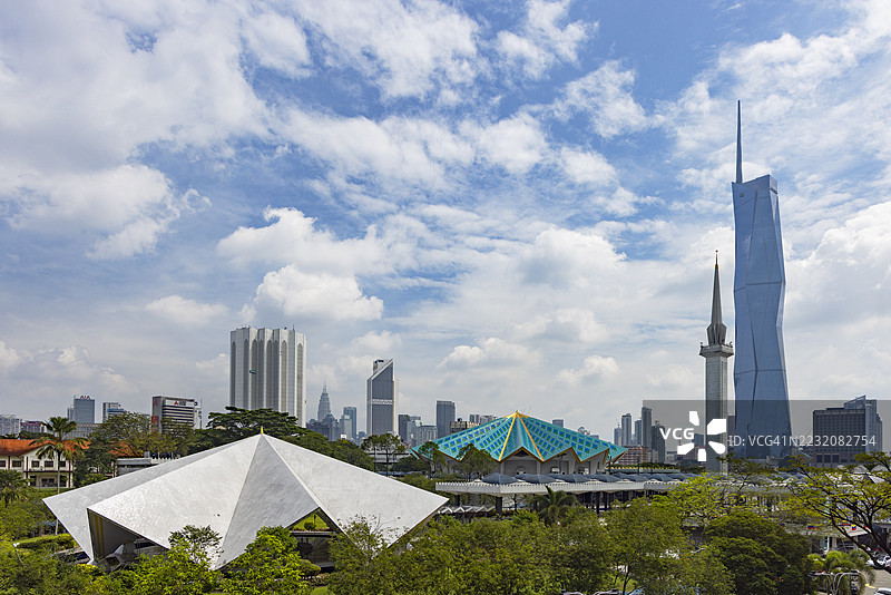 马来西亚吉隆坡的独立118大厦和国家清真寺图片素材