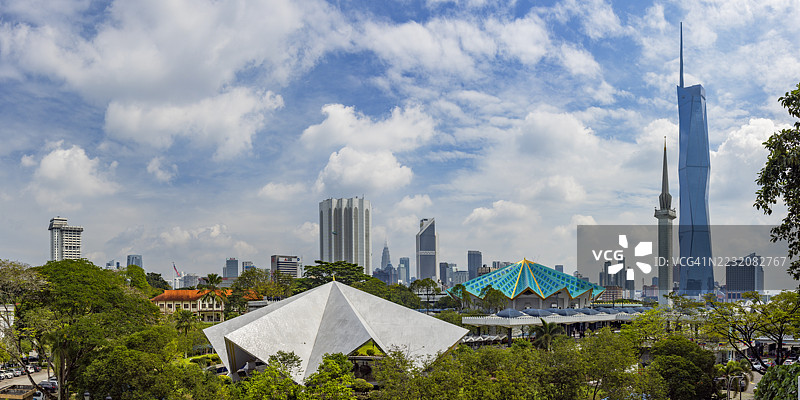 马来西亚吉隆坡的独立118大厦和国家清真寺图片素材