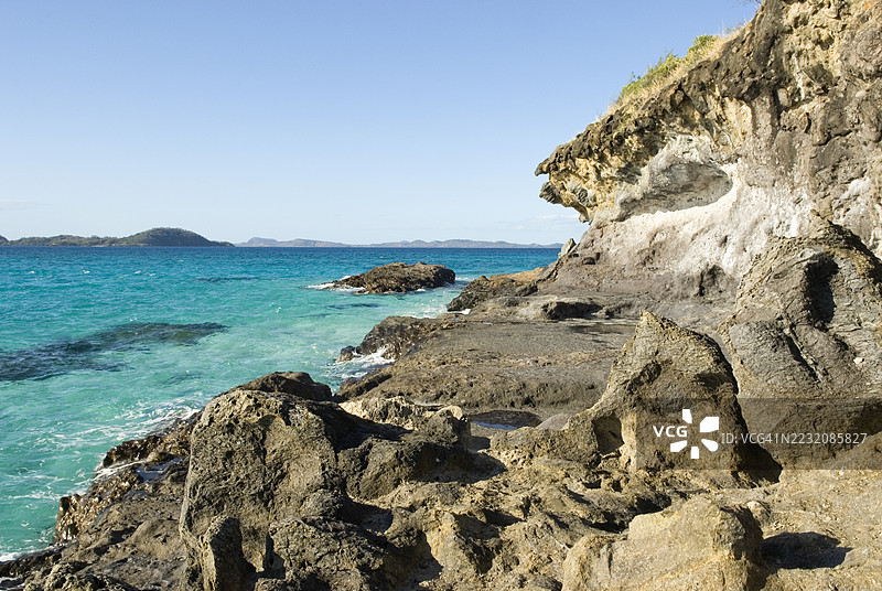 马达加斯加共和国米茨奥群岛查拉班吉纳岛的岩石海岸部分，印度洋图片素材