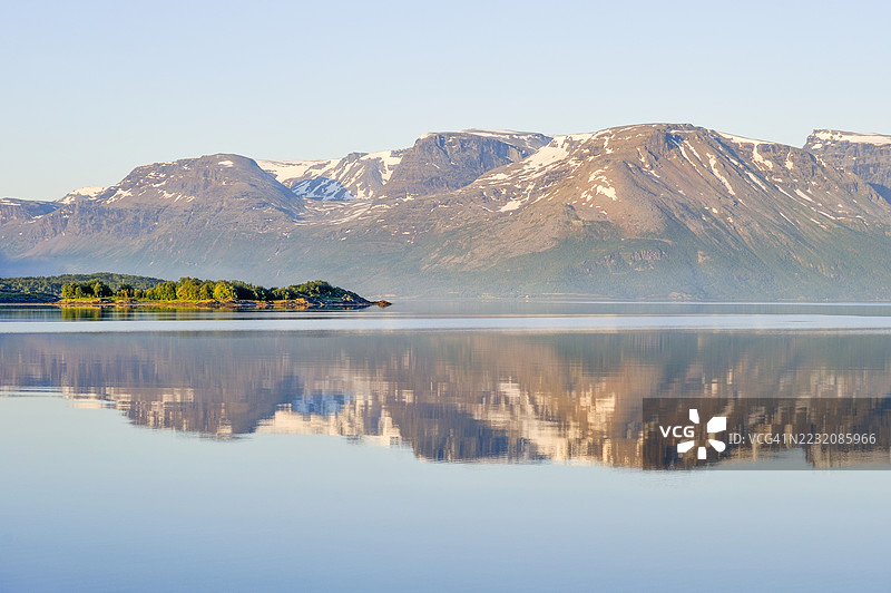 挪威特罗姆斯县，林根地区，林根阿尔卑斯山，林根峡湾，索尔维克农场，林根塞德图片素材