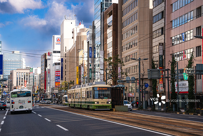 日本广岛的复古电车在轨道上行驶图片素材
