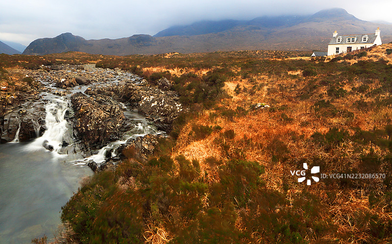 从斯利加汉附近俯瞰的阿尔特·德尔格·莫尔山和库林山，斯凯岛，苏格兰图片素材