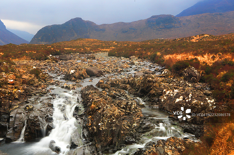 从斯利加汉附近俯瞰的阿尔特·德亚格·莫尔山和库林山，苏格兰斯凯岛图片素材