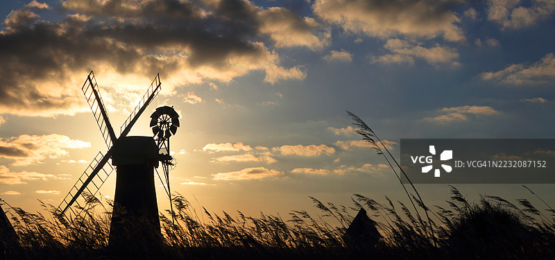 诺福克布罗德斯的圣本尼特磨坊在日落时分图片素材