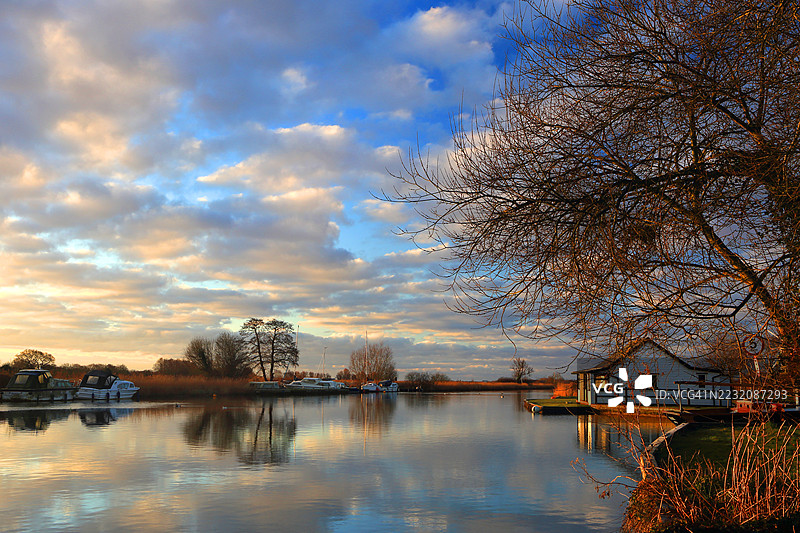 诺福克布罗德斯的早晨，瑟恩河，诺福克图片素材