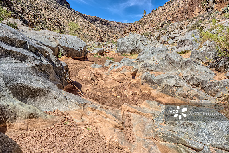 阿瓜弗里亚国家纪念碑的阿瓜弗里亚河峡谷花岗岩河床，亚利桑那州，美国图片素材