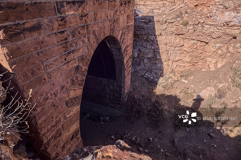 亚利桑那州凯巴布国家森林的历史悠久的约翰逊峡谷铁路隧道南入口图片素材