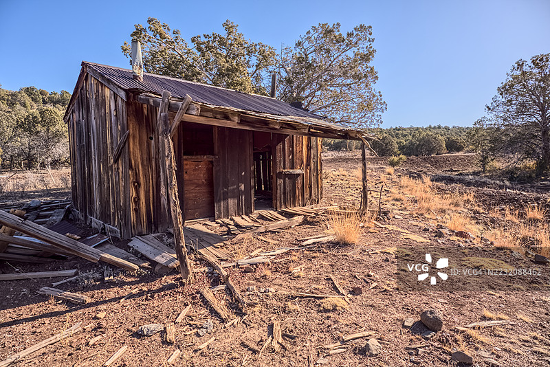 美国亚利桑那州凯巴布国家森林中罗兹冬季营地的旧废弃农舍图片素材