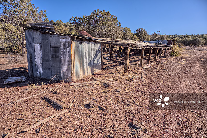 美国亚利桑那州凯巴布国家森林中的罗兹冬季营地的旧废弃农舍图片素材