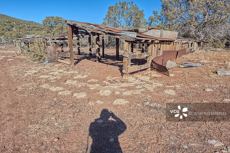 美国亚利桑那州凯巴布国家森林中的罗兹冬季营地的旧废弃农舍图片素材