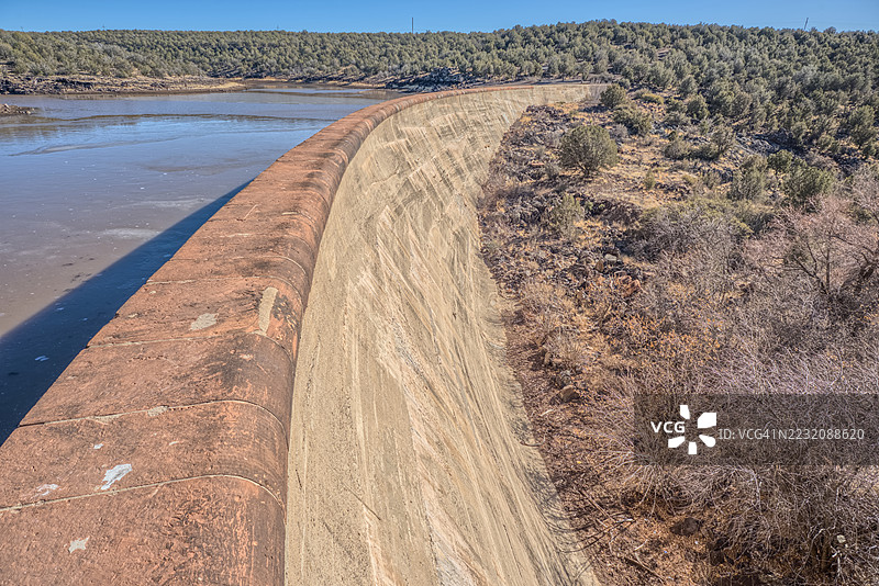 亚利桑那州凯巴布国家森林中的约翰逊峡谷石坝面图片素材