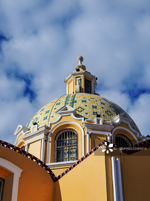 墨西哥普埃布拉州乔卢拉大金字塔顶部的救助圣母教堂，细节视图图片素材