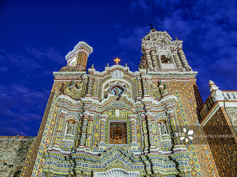 墨西哥普埃布拉州乔卢拉的阿卡特佩克圣弗朗西斯教堂黄昏时分图片素材