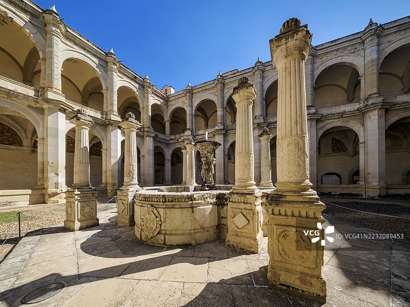 墨西哥瓦哈卡州瓦哈卡市圣多明各修道院的回廊图片素材