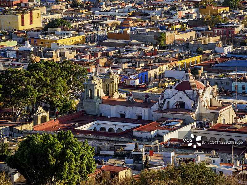 从塞罗·德尔·福尔廷山俯瞰的城市景观，日落时分，瓦哈卡·德·华雷斯，瓦哈卡州，墨西哥图片素材