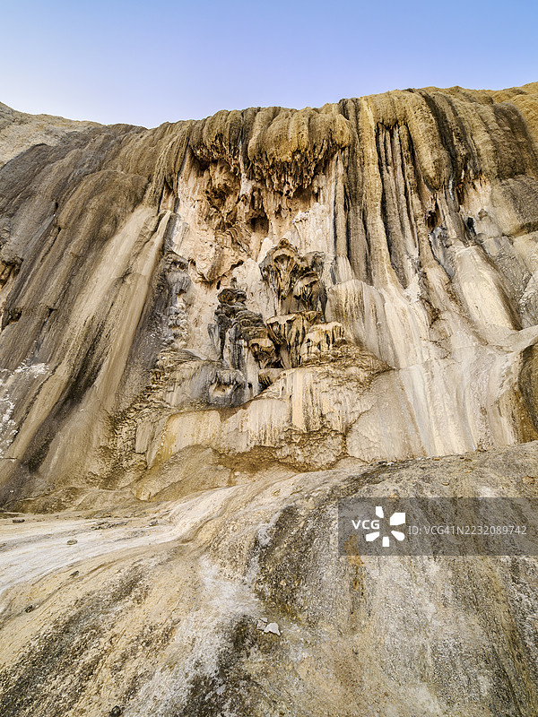 黄昏时分的石化瀑布，希尔维尔阿瓜，圣洛伦佐阿尔巴拉达斯，瓦哈卡州，墨西哥图片素材