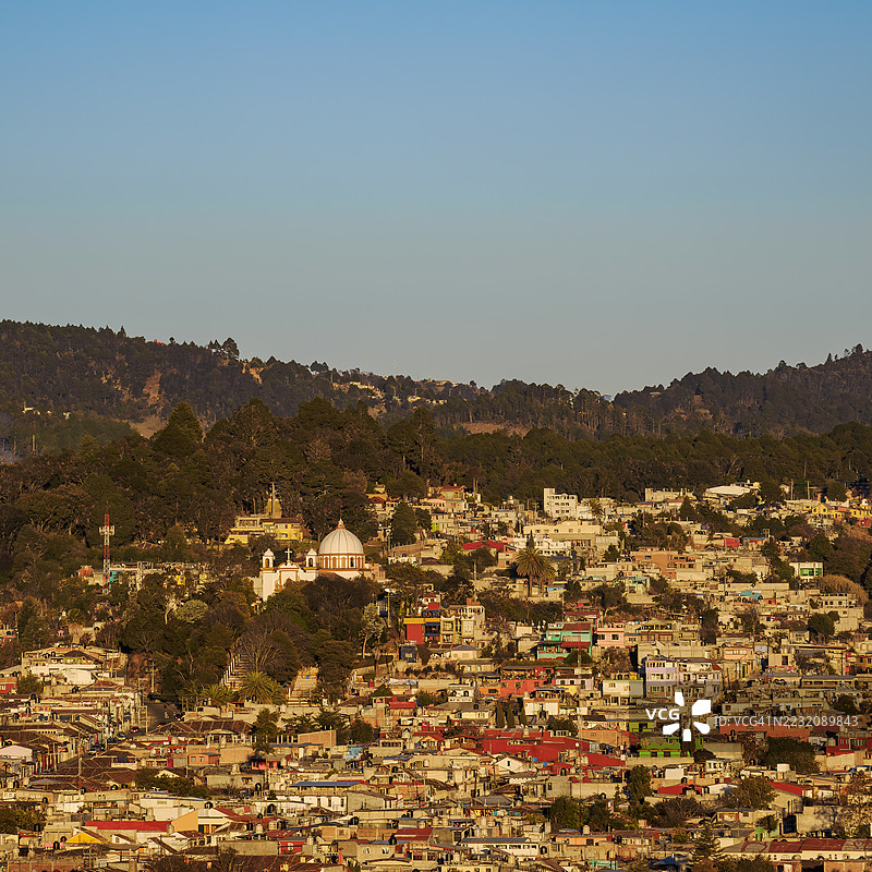 日落时分俯瞰墨西哥恰帕斯州圣克里斯托瓦尔·德·拉斯卡萨斯的瓜达卢佩圣母教堂图片素材