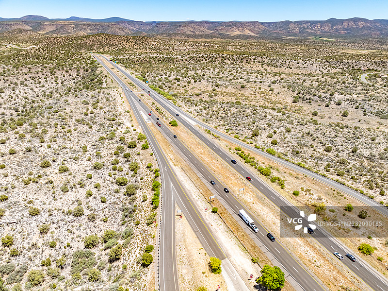 麦圭尔维尔休息区。亚利桑那州林罗克的州际公路I-17景观， 美国图片素材