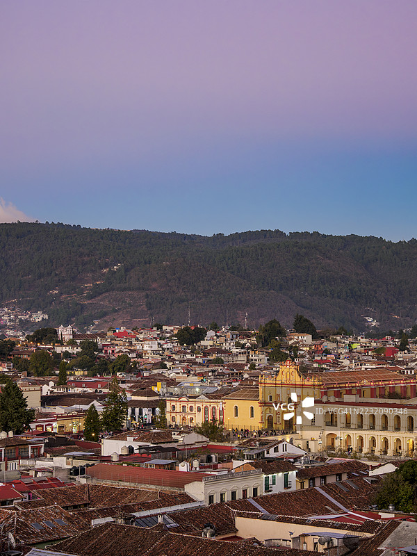 黄昏时分俯瞰圣克里斯托瓦尔大教堂，墨西哥恰帕斯州圣克里斯托瓦尔德拉斯卡萨斯图片素材