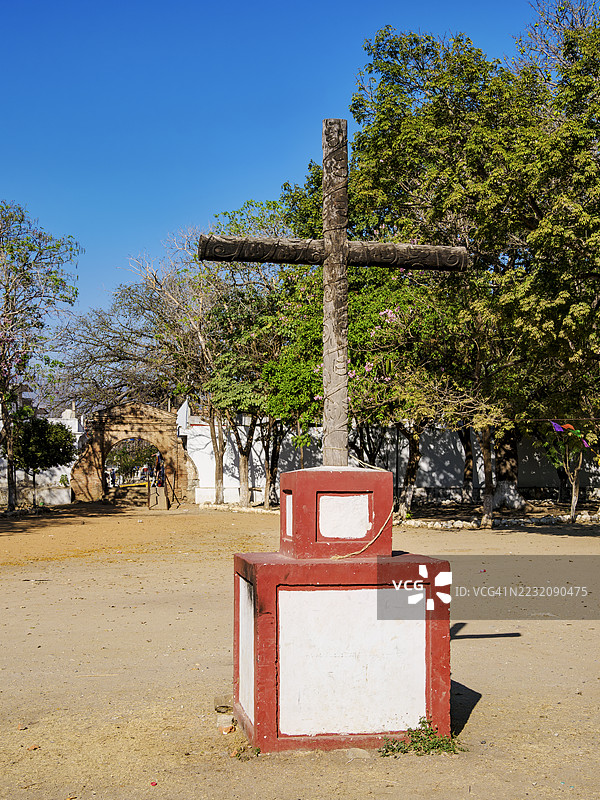 在墨西哥恰帕斯州恰帕德科尔索的圣多明各教堂前的十字架图片素材