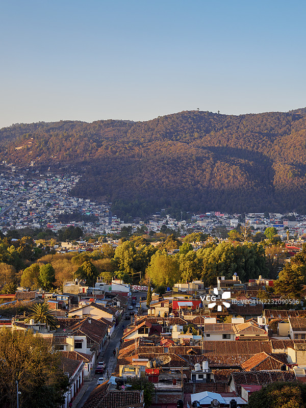 墨西哥恰帕斯州圣克里斯托瓦尔德拉斯卡萨斯的日落城市景观，俯瞰视角图片素材