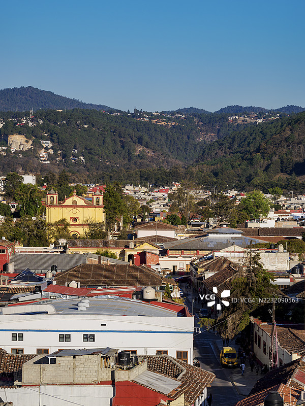 俯瞰墨西哥恰帕斯州圣克里斯托瓦尔·德·拉斯卡萨斯的圣弗朗西斯科·德·阿西斯教堂图片素材