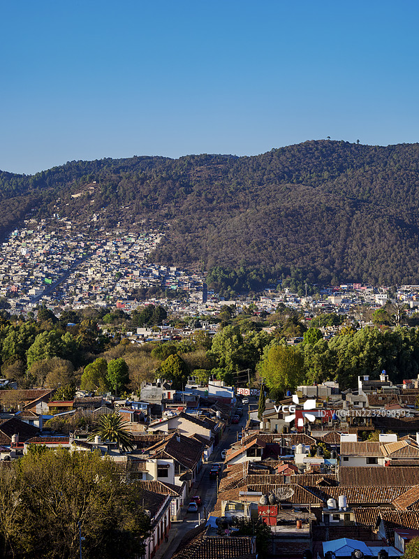 墨西哥恰帕斯州圣克里斯托瓦尔德拉斯卡萨斯的城市景观，俯瞰视角图片素材