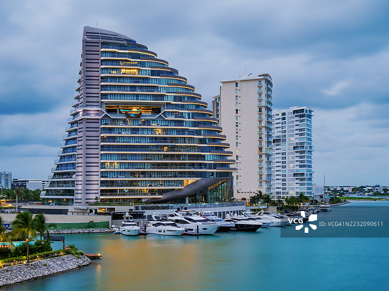 黄昏时分的鲨鱼塔，坎昆，坎昆，金塔纳罗奥州，墨西哥图片素材