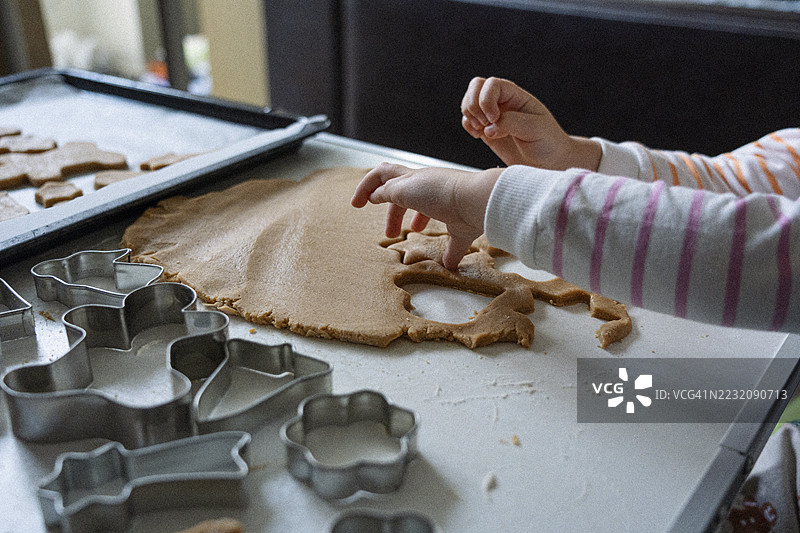 孩子的手在制作姜饼饼干，特写镜头图片素材