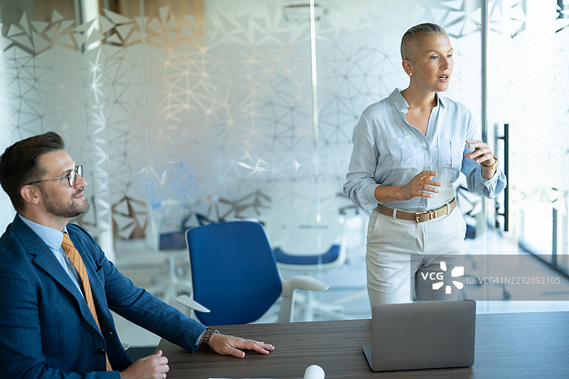 女商人在现代办公室主持会议图片素材