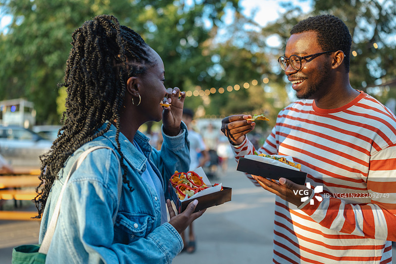快乐的朋友们在户外美食节上一起享受街头美食图片素材